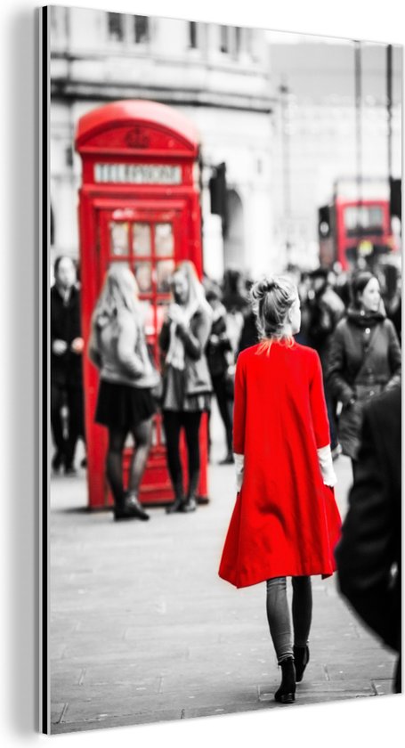 Wanddecoratie Metaal - Aluminium Schilderij Industrieel - Zwart-wit foto van een vrouw die met een rode jas in de straten van Londen loopt - 60x90 cm - Dibond - Foto op aluminium - Industriële muurdecoratie - Voor de woonkamer/slaapkamer