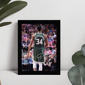 Giannis Antetokounmpo Kunst - Gedrukte handtekening - 10 x 15 cm - In Klassiek Zwart Frame - NBA - Basketbal - Milwaukee Bucks - MVP