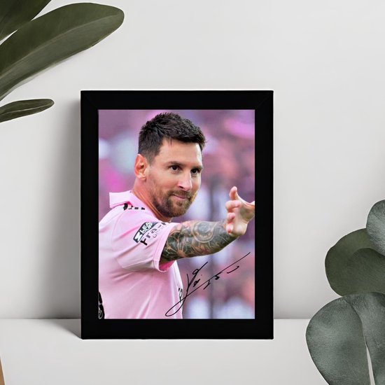 Lionel Messi Kunst - Gedrukte handtekening - 10 x 15 cm - In Klassiek Zwart Frame - Inter Miami - FC Barcelona - Paris Saint Germain - Ingelijste Foto - Voetbal - Goat of Football