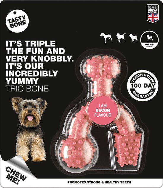 Yorkshire Terriër met tong uit, naast een roze kauwspeeltje in de vorm van een Trio Bone met spekjes smaak.