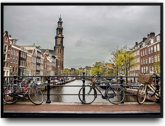 Prachtige foto van Amsterdam met een gracht en fietsen Fotolijst met glas 30 x 40 cm - Prachtige kwaliteit - Nederland - Foto - Poster - Glazen plaat ervoor - inclusief ophangsysteem