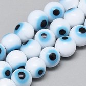 Glazen handgemaakte wit/blauw/zwarte Lampwork kralen van 6mm. met Evil Eye afbeelding. Per snoer van ca. 38cm