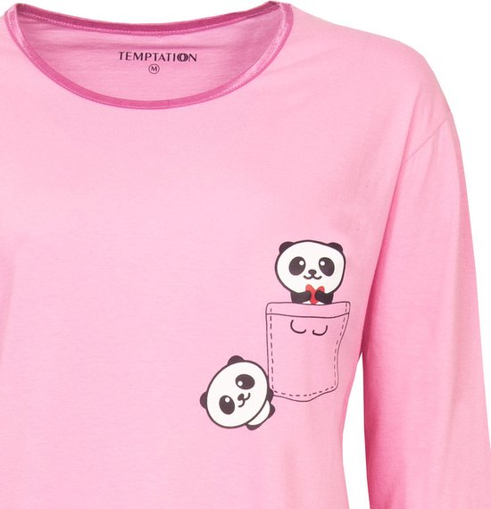 Detail van een roze nachthemd met lange mouwen en een opdruk van twee panda's in een zakje.