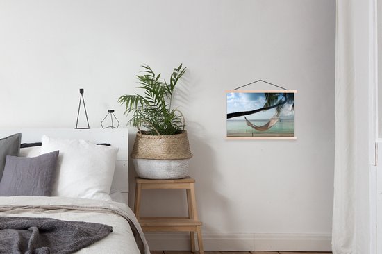 Hamac attaché à un palmier près d'un poster école de plage lattes plates vierges 60x40 cm - Tirage photo sur poster textielposter (décoration murale salon / chambre) / Mer et plage