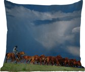 Sierkussen Buiten - Paarden - Cowboy - Lucht - 60x60 cm - Weerbestendig