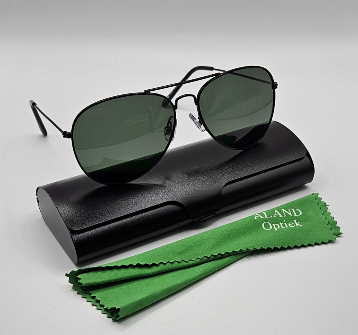 Unisex zonnebril gepolariseerd / pilotenbril / bril met harde brillenkoker en doekje - UV400 cat 3 - bril met brillenkoker / groene lenzen - PZ2421 Geweldig cadeau / Aland optiek