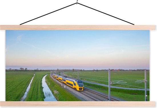 Posterhanger incl. Poster - Schoolplaat - Een trein rijdt door een landschap - 150x75 cm - Blanke latten