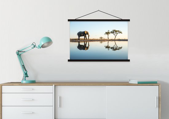 Éléphant près d'une flaque d' affiche textielposter lattes noires 90x60 cm - Tirage photo sur plaque scolaire (décoration murale salon / chambre)