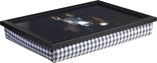 Zwart dienblad met een schilderij van een ezel, boven een blauw-wit geblokt kussen.