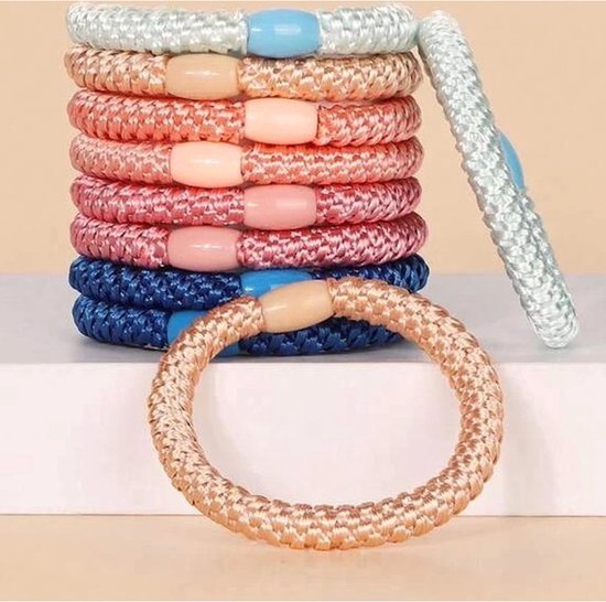 Stapel haarelastiekjes in pastelkleuren: blauw, roze, perzik, crème, zilver.