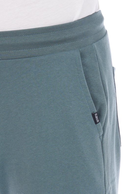 Donkergroene joggingbroek met zak aan de zijkant en een zwart logo.