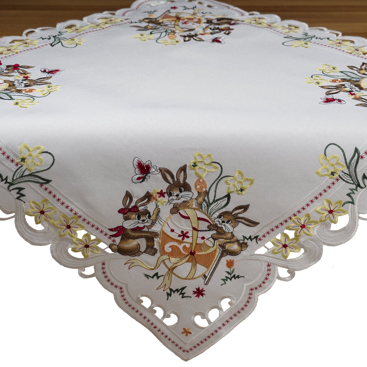 Tafelkleed - Pasen - Wit met 3 paashazen - een ei en gele bloemen - 85 x 85 cm