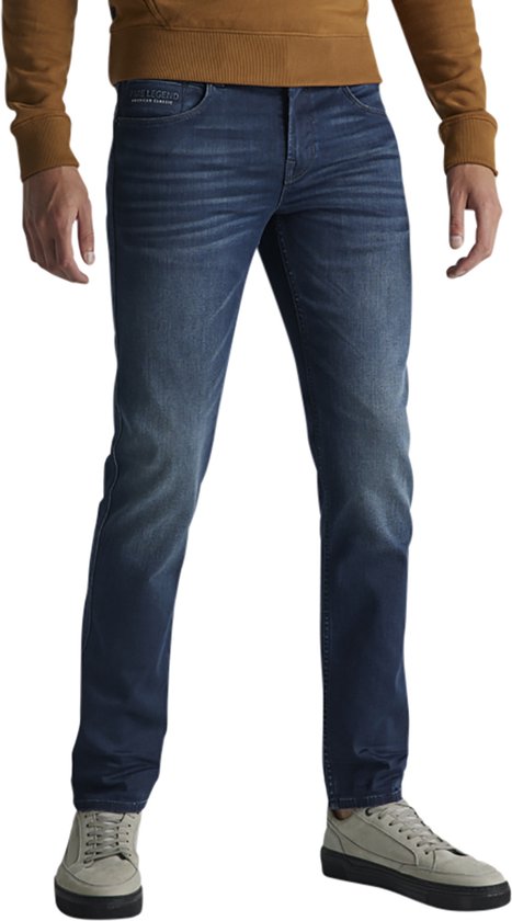 Man met donkerblauwe PME Legend jeans, zicht van voren.