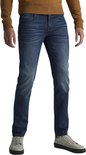 Man met donkerblauwe PME Legend jeans, zicht van voren.