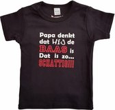 Zwart baby t-shirt met "Papa denkt dat hij de baas is. Dat is zo... Schattig!!!" - maat 92 - vader, vaderdag, babyshower, zwanger, cadeautje, kraamcadeau, grappig, geschenk, baby, tekst, bodieke