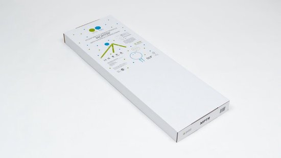 Een witte kartonnen doos voor een houten klimrek. Tekst op de doos: 'Mopitri', 'Pikler Climbing Triangle with Slide and Ramp'.