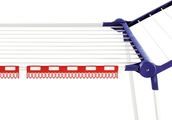 Detail van de rode wasknijperhouder op een wit droogrek.
