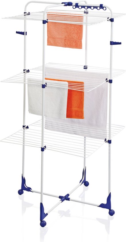 Wit met blauwe accenten, deze droogtoren heeft drie lagen droogrekken. Een oranje en een witte handdoek hangen te drogen.