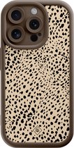 Casimoda® hoesje - Geschikt voor iPhone 15 Pro - Stippen bruin abstract - Effen telefoonhoesje met lensbescherming - TPU - Backcover - Bruin/beige