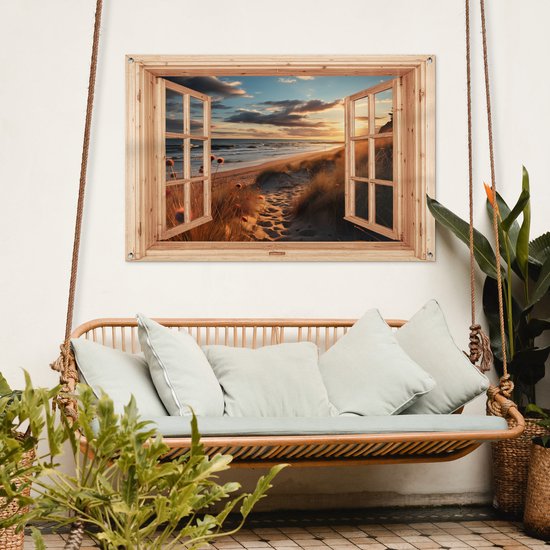 Tuinposter met houten raam, strand met duinen bij zonsondergang, hangend boven een hangbank.