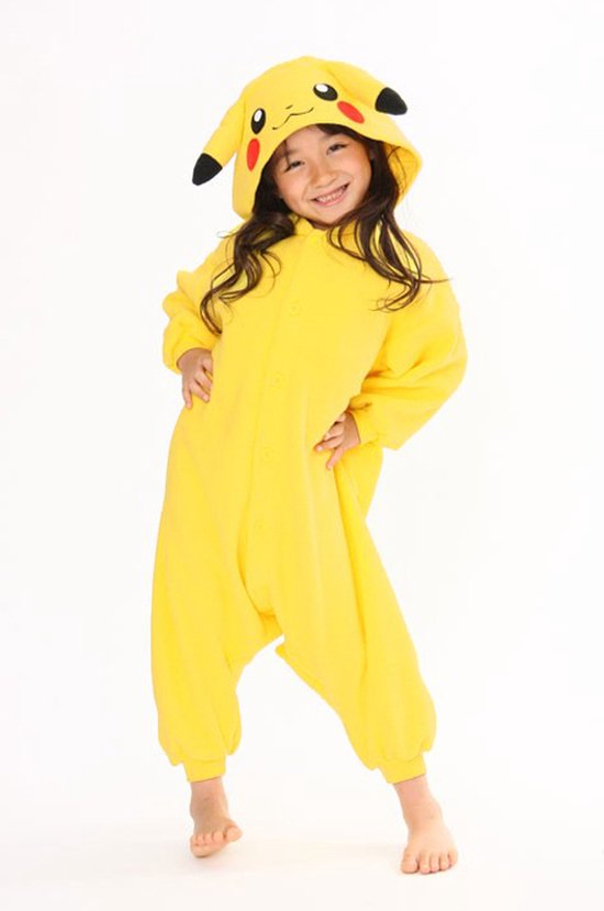 Lachend meisje in een geel Pikachu-pak met capuchon, oren en wangen.