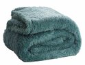 Opgevouwen teal fleece deken met een zachte, pluizige textuur.
