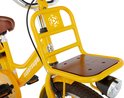 Voorrek van een gele kinderfiets met een houten zitting en een bloemdetail.