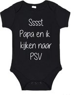 Soft Touch Rompertje (zwart) met witte Tekst - Ssst, papa en ik kijken naar PSV | Baby rompertje met leuke tekst | | kraamcadeau | 0 tot 3 maanden | GRATIS verzending