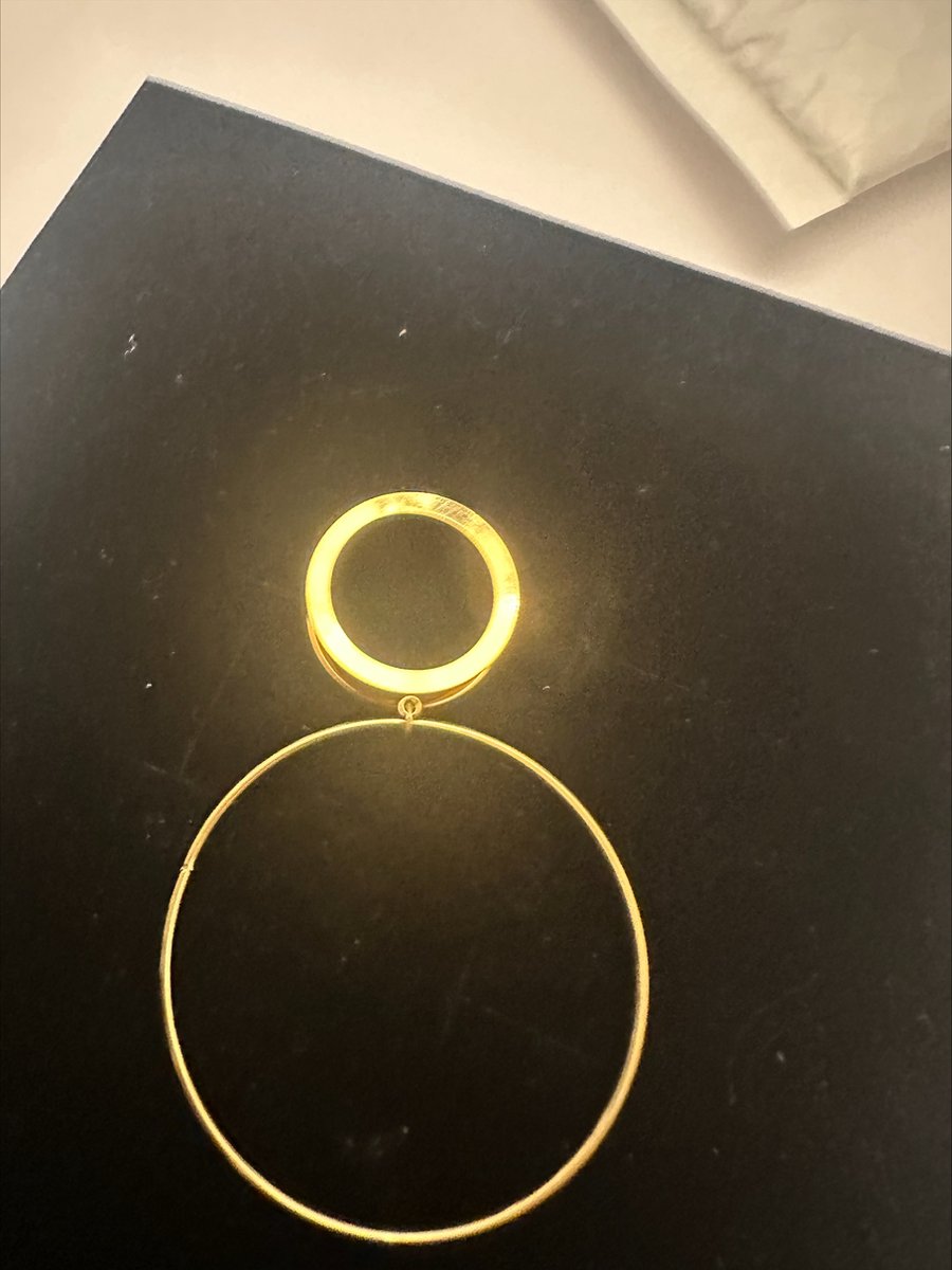 Piercing plug 10 mm met ring bedel goudkleurig