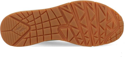 Onderkant van een lichtgroene sneaker met een bruine gummi zool en visgraatpatroon.