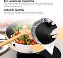 Zwarte inductiebeschermingsmat met wok met groenten en garnalen, gemakkelijk te reinigen.