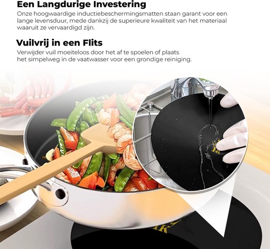 Zwarte inductiebeschermingsmat met wok met groenten en garnalen, gemakkelijk te reinigen.