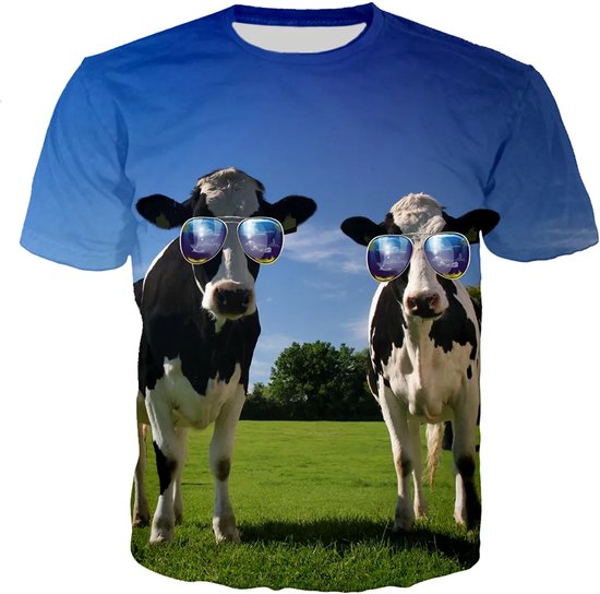 T-shirt bleu avec imprimé de deux vaches noires et blanches portant des lunettes de soleil sur un champ vert sous un ciel bleu.