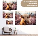 Een Schotse hooglander in roze bloesems wordt getoond in verschillende formaten: 120x80, 90x60, 60x40 en 180x120 cm.