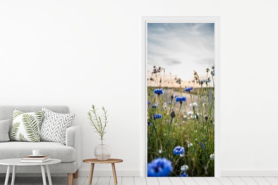 Deursticker Bloemen - Zomer - Korenbloem - Blauw - Zon - Wolken - 85x205 cm - Deurposter