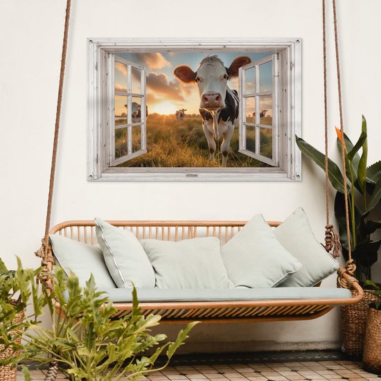 Tuinposter 120x80 cm - Tuindecoratie Koe - Doorkijk - Weiland - Dieren portret - Natuur - Koeien - Wit raam - Poster voor in de tuin - Buiten decoratie - Schutting tuinschilderij - Tuindoek muurdecoratie - Wanddecoratie balkondoek
