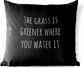 Tuinkussen - Engelse quote "The grass is greener where you water it" tegen een zwarte achtergrond - 40x40 cm - Weerbestendig