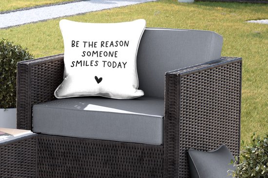 Buitenkussen - Engelse quote "Be the reason someone smiles today" met een hartje tegen een witte achtergrond - 45x45 cm - Weerbestendig