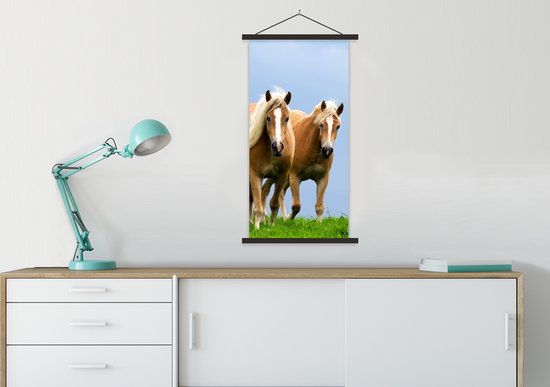 Posterhanger incl. Poster 60x120 cm - Schoolplaat - Paarden - Gras - Lucht - Textielposter - Zwarte latten