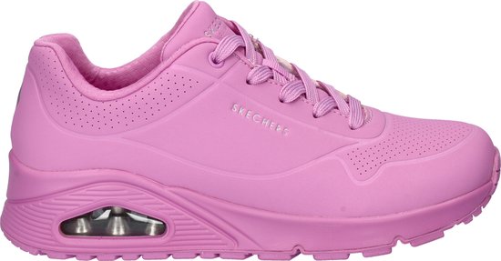 Roze Skechers sneaker met veters en zichtbare luchtzool.