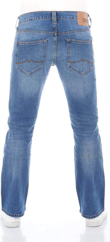 Blauwe denim jeans van Mustang, bootcut fit, met contrasterende stiksels op de achterzakken en een bruin label op de tailleband.