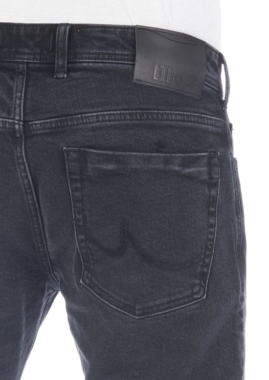 Donkergrijze denim jeans met zwarte LTB logopatch aan de achterkant.