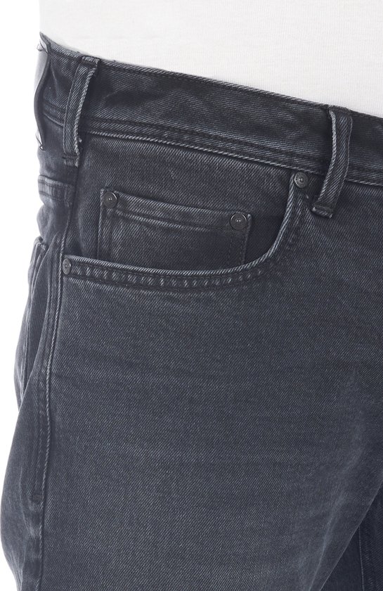 Detail van de zak van een donkergrijze jeans. De zak heeft een metalen knoopje.