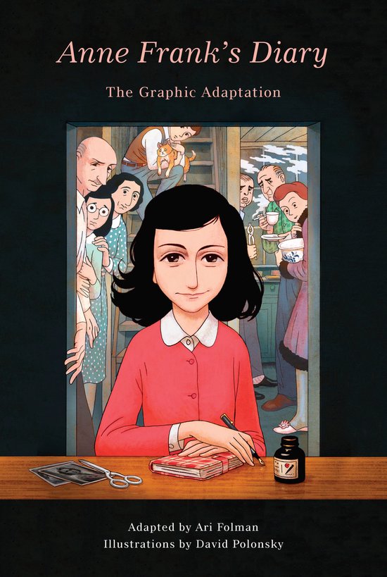 De cover van 'Anne Frank's Diary: The Graphic Adaptation' toont een illustratie van Anne Frank in een roze jurk, schrijvend aan een bureau, met haar familie erachter.