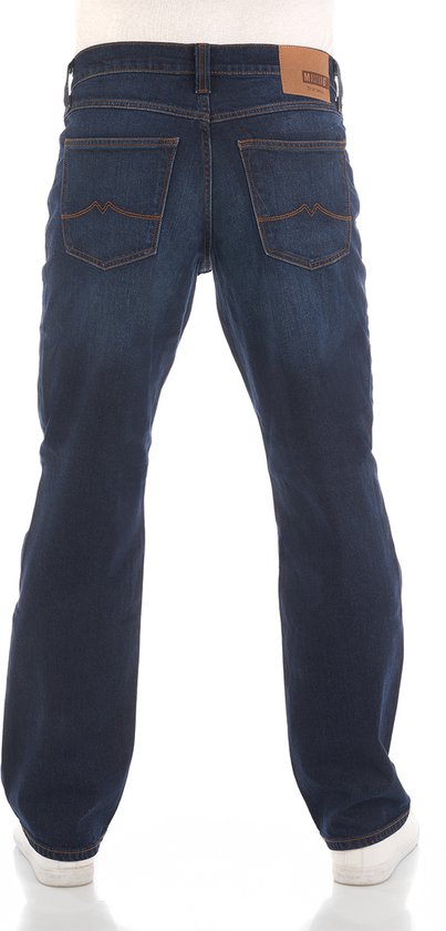 Achterkant van donkerblauwe jeans met oranje stiksels op de zakken, Mustang label.