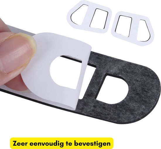 Hand trekt witte beschermlaag van een zwarte rubberen afdichting, met de tekst 'Zeer eenvoudig te bevestigen'.
