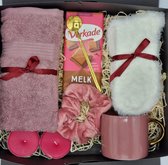 Cadeau voor Vrouw - Verwenpakket - Cadeaupakket - Giftset - Verjaardag - Moederdag - Valentijnsdag - Cadeau Box - Mok - Beker - Sokken - Scrunchie - Chocolade - Valentijn Cadeautje voor Haar - Kerstpakket Vrouw - Cadeau Vriendin, Moeder, Mama, Zus