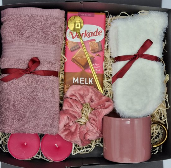 Cadeau voor Vrouw - Verwenpakket - Cadeaupakket - Giftset - Verjaardag - Moederdag - Valentijnsdag - Cadeau Box - Mok - Beker - Sokken - Scrunchie - Chocolade - Valentijn Cadeautje voor Haar - Kerstpakket Vrouw - Cadeau Vriendin, Moeder, Mama, Zus - Merkloos