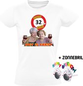 Hoera 32 jaar! Het is feest Dames T-shirt + Happy birthday bril - verjaardag - jarig - 32e verjaardag - oma - wijn - grappig