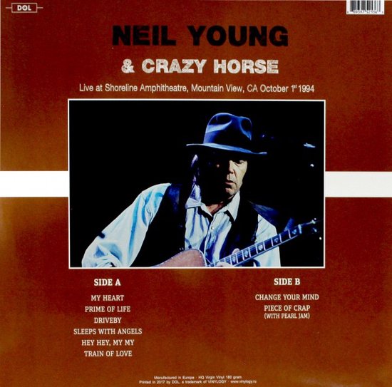 Neil Young & Crazy Horse Live At Shoreline Amphitheatre, Mountain View, CA October 1st 1994 albumhoes met een afbeelding van Neil Young met hoed en vest.